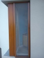 dveřní roletová síť s montáží na dřevěné euro okno